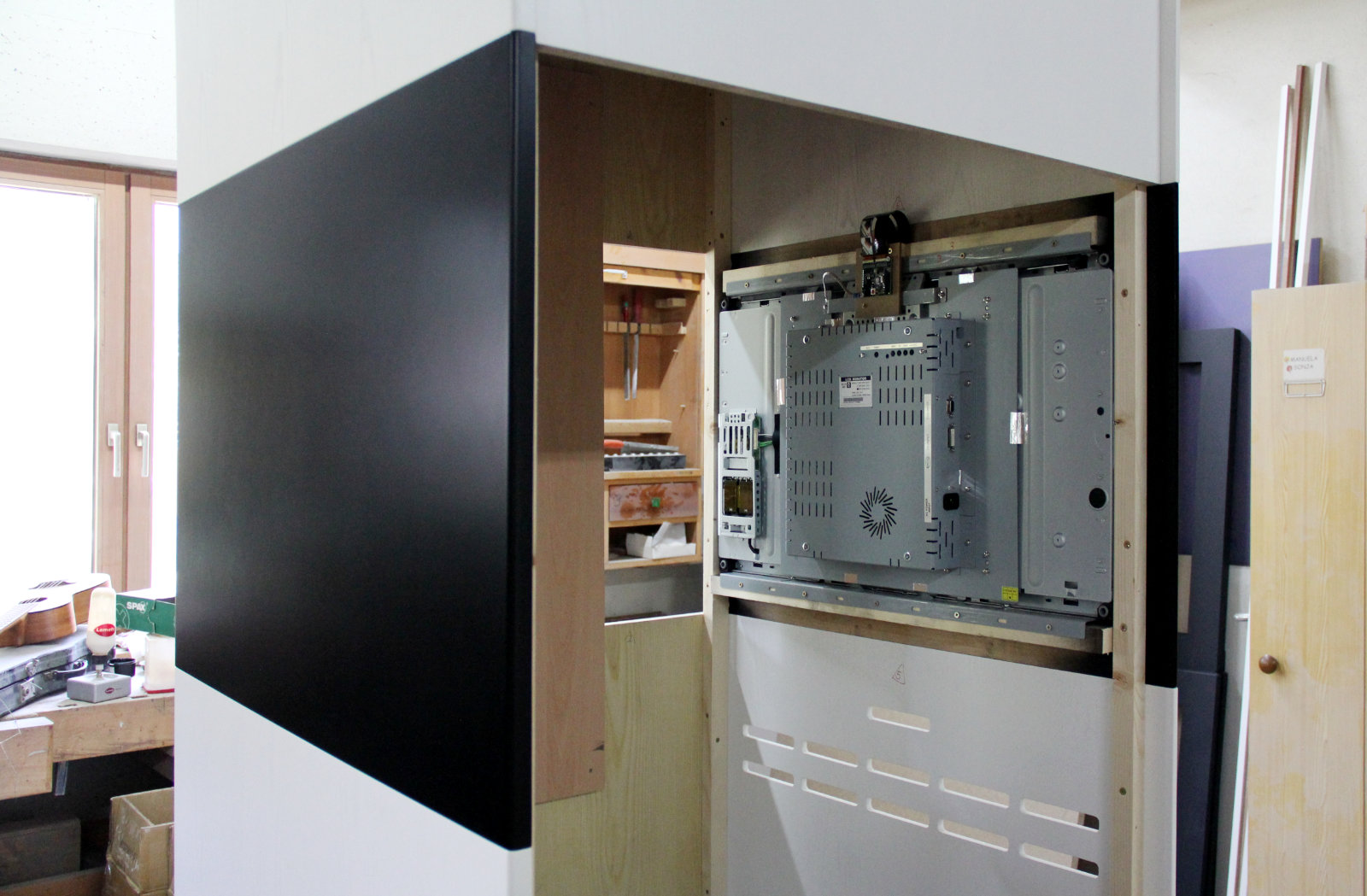 Einbau der Hardware in die Präsentationssäule